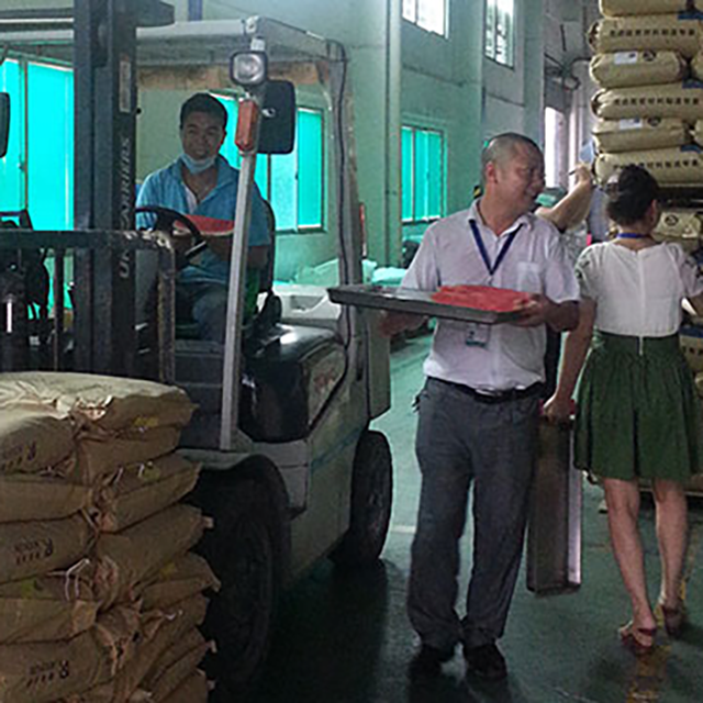 进行对生产一线员工送西瓜爱心活动——耀世娱乐化学