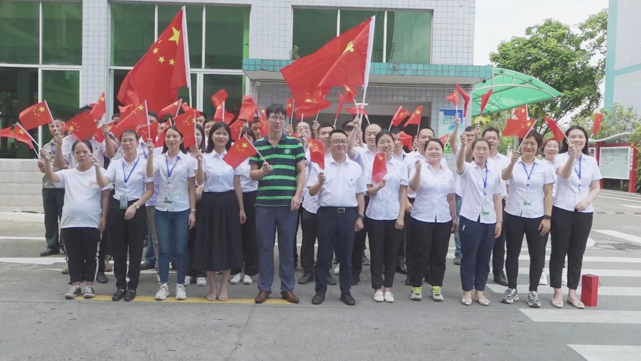 09-耀世娱乐党支部全体党员齐唱《没有共产党就没有新中国》合影02