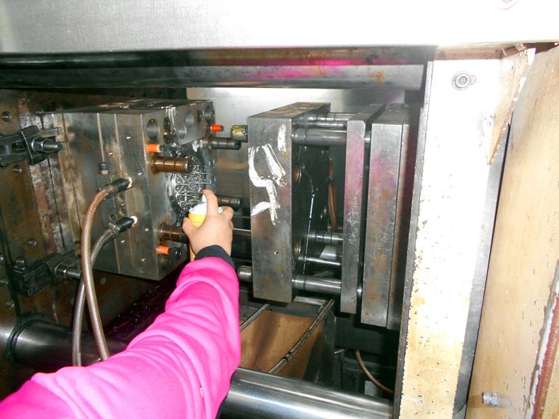 021-脱模困难，使用脱模剂手工脱模